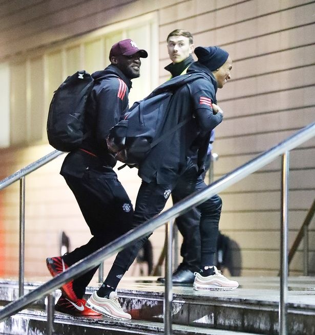 Man Utd hoi quan sau canh bao bom gan khach san Lowry anh 4