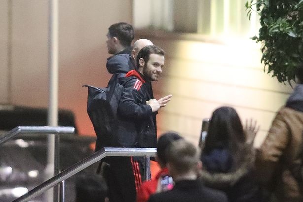 Man Utd hoi quan sau canh bao bom gan khach san Lowry anh 5