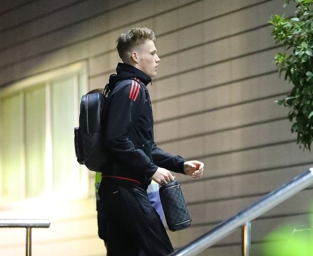 Man Utd hoi quan sau canh bao bom gan khach san Lowry anh 6