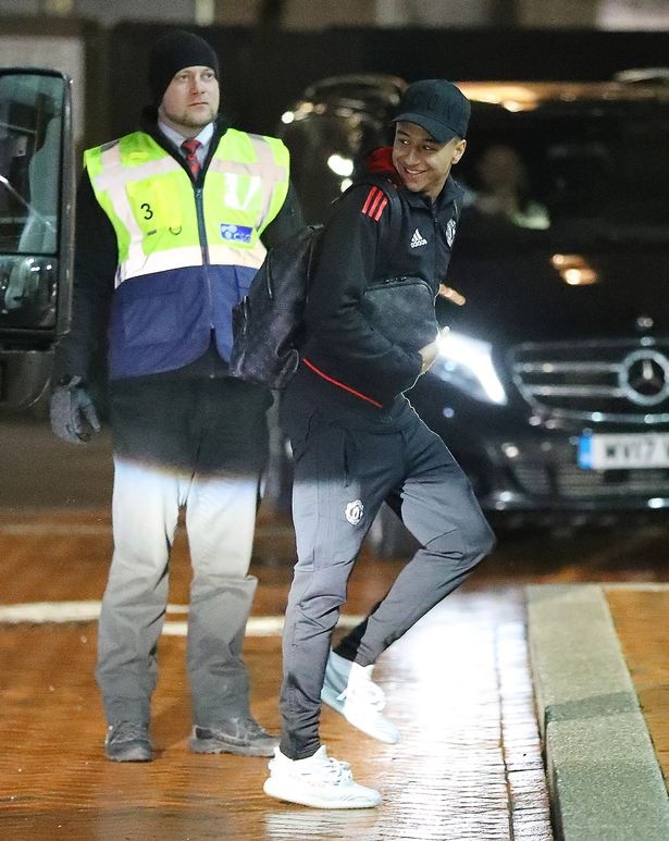 Man Utd hoi quan sau canh bao bom gan khach san Lowry anh 8