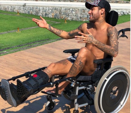 Neymar bi chi trich vi bat chuoc thien tai vat ly Stephen Hawking hinh anh
