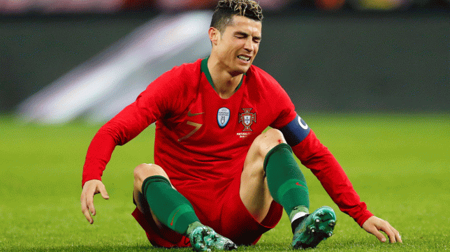 Be tac, Ronaldo tu nga doi pen o tran gap Ha Lan hinh anh