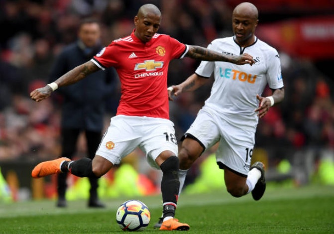 Khong Pogba va Lukaku,  Ashley Young vao doi hinh derby Manchester anh 5