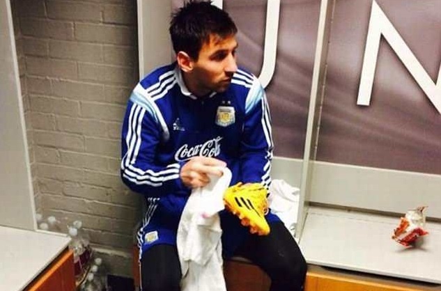 Man Utd lay anh Messi tu lau giay de giao duc cau thu hinh anh