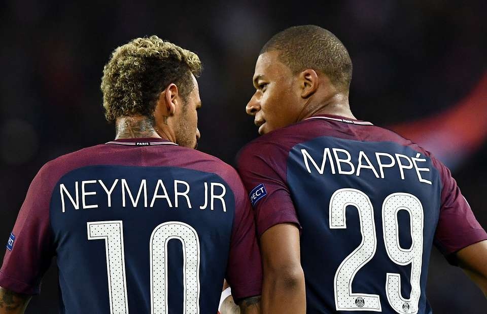 Vi Neymar va Mbappe, PSG co the bi cam tham du Champions League hinh anh