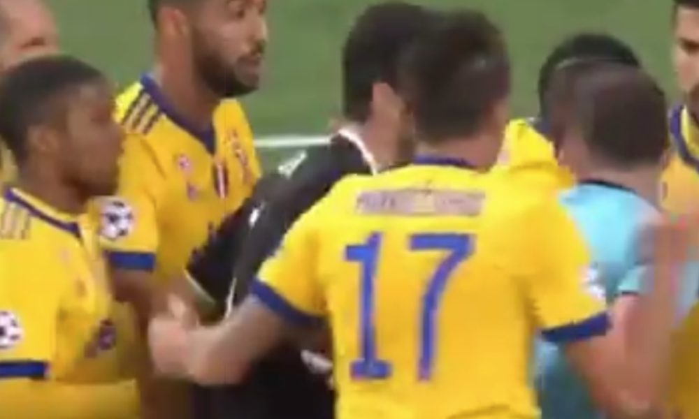 Buffon nhan the do sau cu danh len cua Costa hinh anh