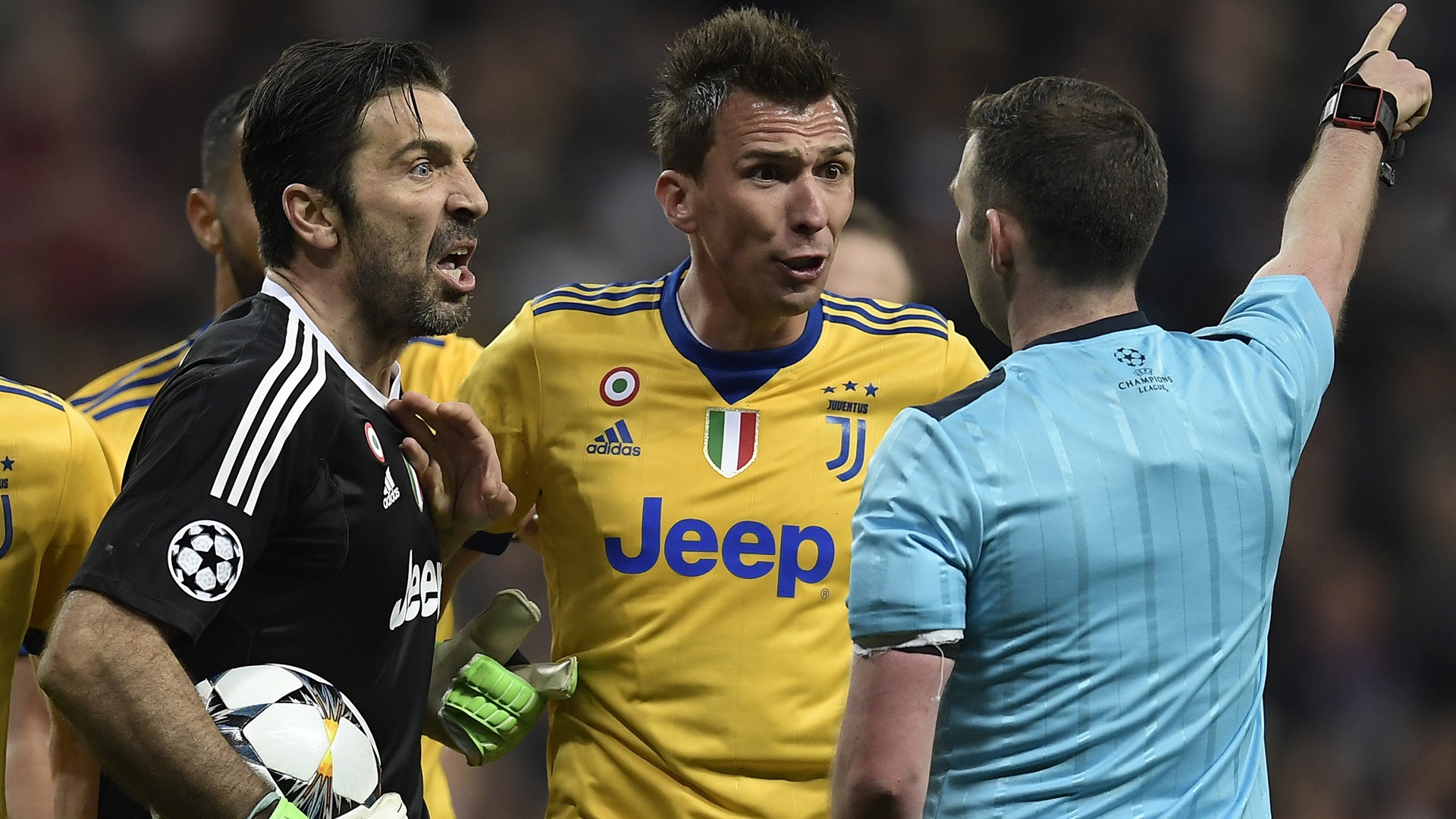 Costa danh len trong tai, Buffon phai nhan the do oan? hinh anh