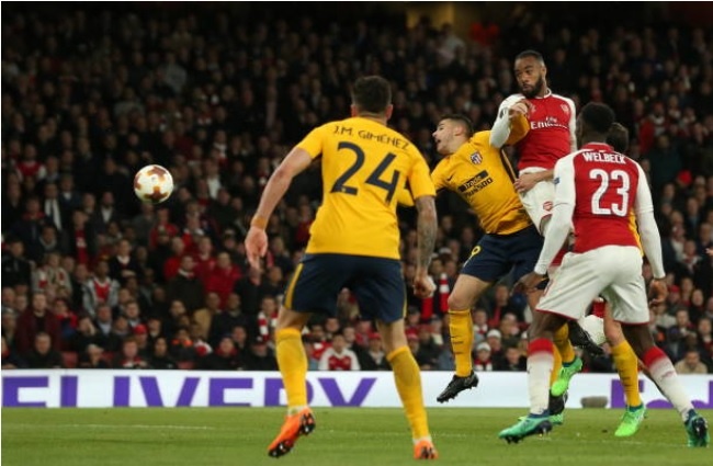 Griezmann lap cong giup 10 nguoi Atl Madrid cam hoa tren san Arsenal anh 10