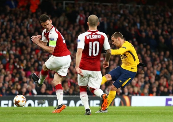 Griezmann lap cong giup 10 nguoi Atl Madrid cam hoa tren san Arsenal anh 11