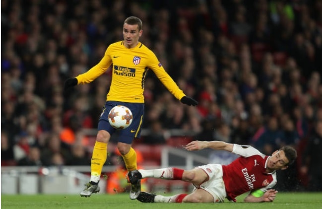 Griezmann lap cong giup 10 nguoi Atl Madrid cam hoa tren san Arsenal anh 13