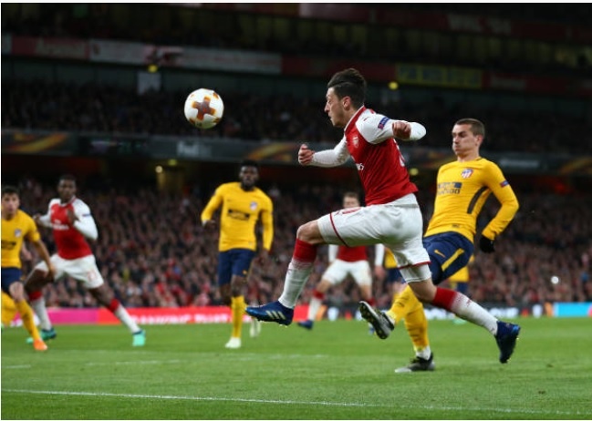 Griezmann lap cong giup 10 nguoi Atl Madrid cam hoa tren san Arsenal anh 14