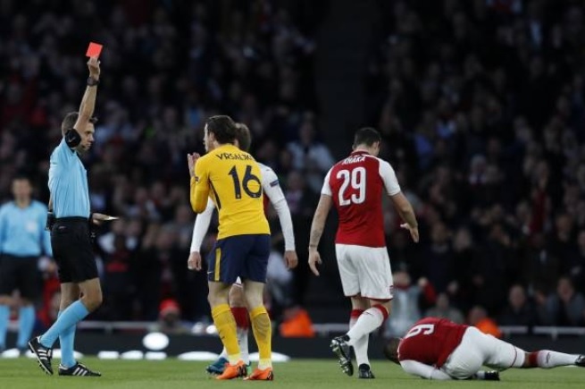 Griezmann lap cong giup 10 nguoi Atl Madrid cam hoa tren san Arsenal anh 4