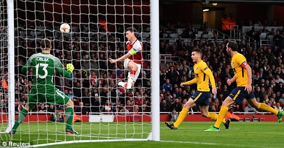 Griezmann lap cong giup 10 nguoi Atl Madrid cam hoa tren san Arsenal anh 6