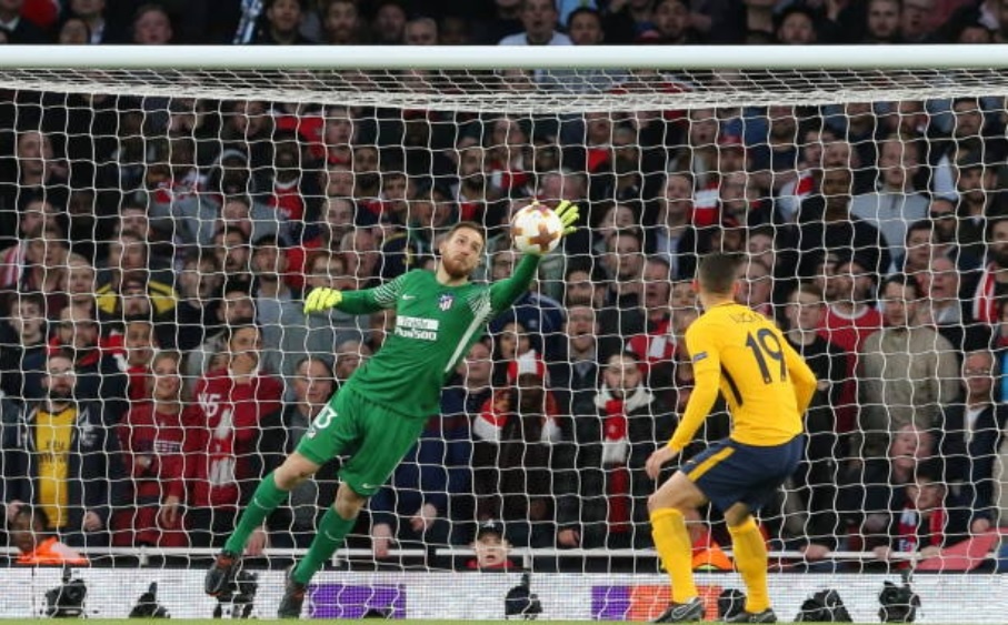 Griezmann lap cong giup 10 nguoi Atl Madrid cam hoa tren san Arsenal anh 7