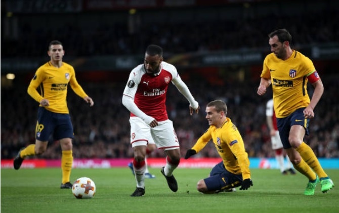 Griezmann lap cong giup 10 nguoi Atl Madrid cam hoa tren san Arsenal anh 8