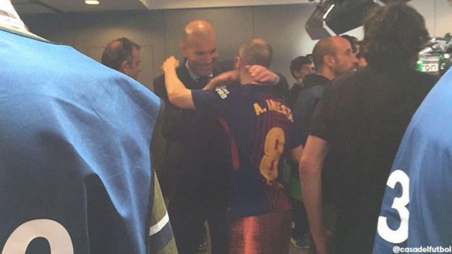 Zidane chờ 5 phút ở đường hầm để chúc mừng Iniesta ảnh 1 Zidane cho 5 phut o duong ham de chuc mung Iniesta anh 1