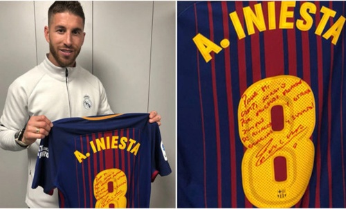 Iniesta bat ngo tang ao dau El Clasico cuoi cung cho Ramos hinh anh