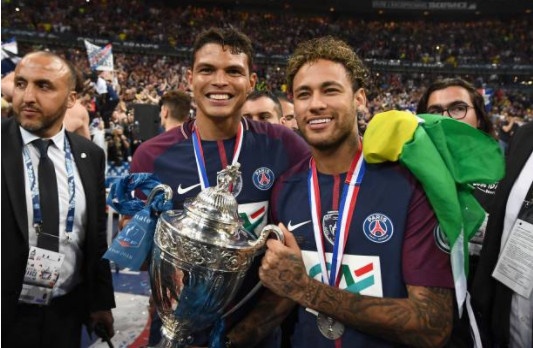 Neymar guong gao nhan cup quoc gia Phap cung dong doi anh 4