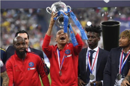 Neymar guong gao nhan cup quoc gia Phap cung dong doi anh 10