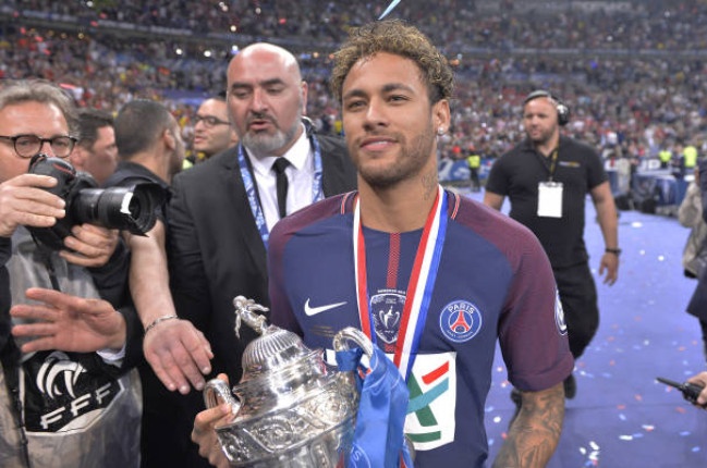Neymar guong gao nhan cup quoc gia Phap cung dong doi hinh anh