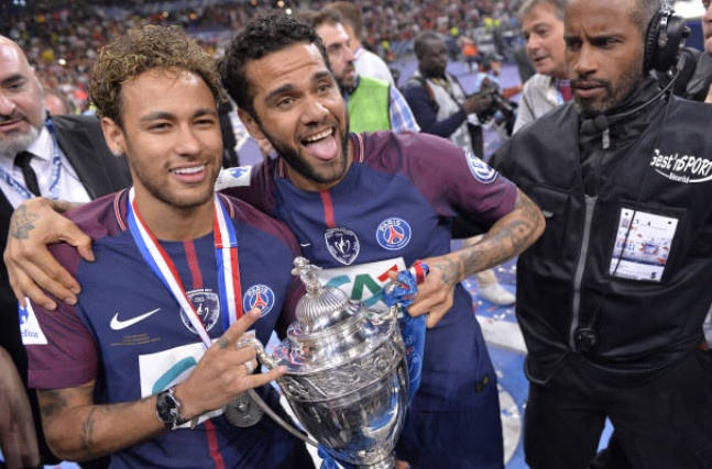 Neymar guong gao nhan cup quoc gia Phap cung dong doi anh 5