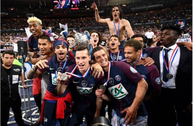 Neymar guong gao nhan cup quoc gia Phap cung dong doi anh 7