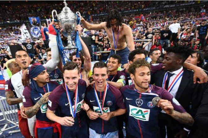 Neymar guong gao nhan cup quoc gia Phap cung dong doi anh 8