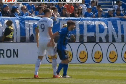 Tat doi thu, Ibrahimovic nhan the do dau tien o My hinh anh