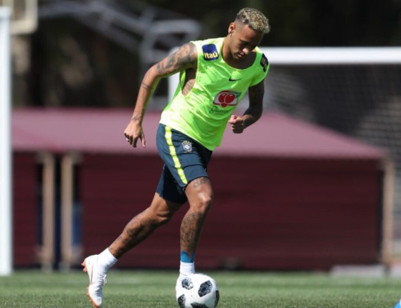 Neymar doi kieu toc, san sang cho tran dau voi Costa Rica hinh anh