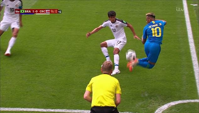 Neymar lai gion mat doi thu voi pha gap bong cau vong anh 1