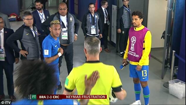 Neymar chặn đường và gây hấn với trọng tài ảnh 1 Neymar chan duong va gay han voi trong tai anh 1