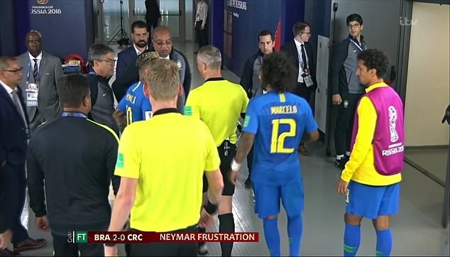Neymar chặn đường và gây hấn với trọng tài ảnh 2 Neymar chan duong va gay han voi trong tai anh 2