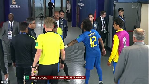 Neymar chặn đường và gây hấn với trọng tài ảnh 3 Neymar chan duong va gay han voi trong tai anh 3