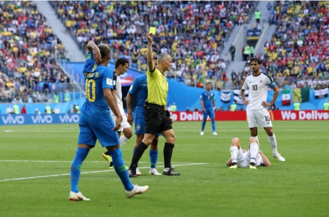 Neymar chặn đường và gây hấn với trọng tài ảnh 6 Neymar chan duong va gay han voi trong tai anh 6