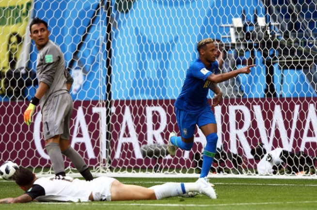 Neymar chặn đường và gây hấn với trọng tài ảnh 7 Neymar chan duong va gay han voi trong tai anh 7