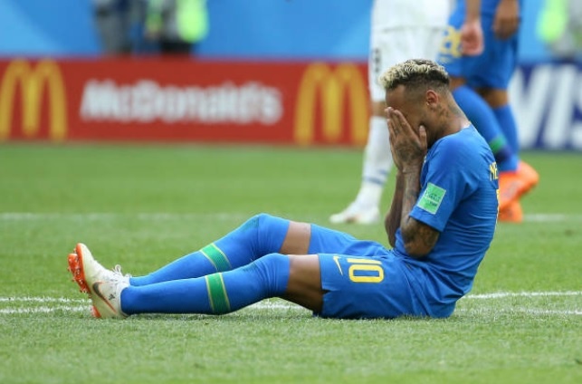 Neymar chặn đường và gây hấn với trọng tài ảnh 8 Neymar chan duong va gay han voi trong tai anh 8