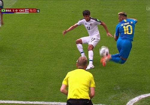 Neymar gion mat doi thu voi pha gap bong cau vong hinh anh