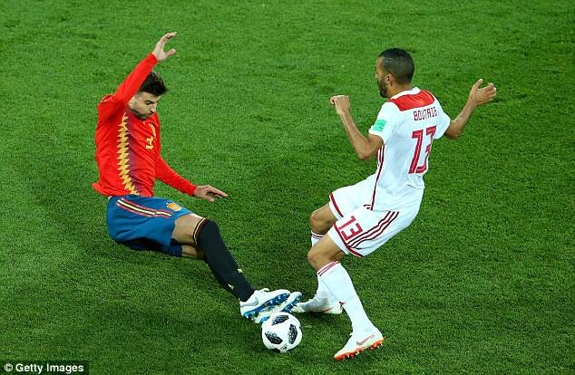 'Gerard Pique xung dang bi duoi khoi san' hinh anh