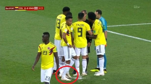 Cầu thủ Colombia dở thủ đoạn phá penalty của Hary Kane ảnh 1 Cau thu Colombia do thu doan pha penalty cua Hary Kane anh 1