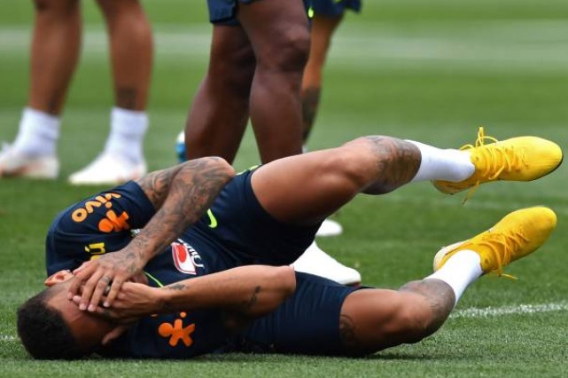 Dan sao Brazil vo tu dua con toi san tap truoc tran sinh tu voi Bi anh 7