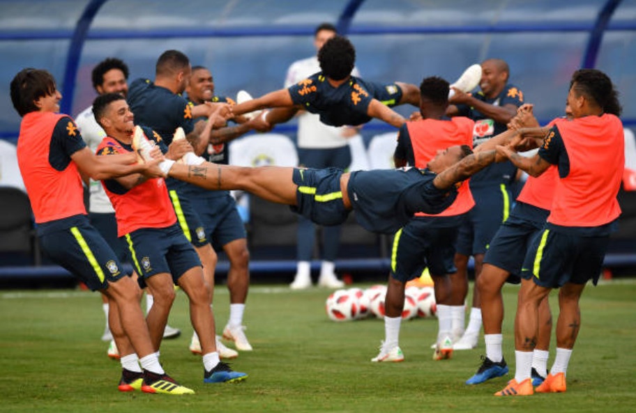 Dan sao Brazil vo tu dua con toi san tap truoc tran sinh tu voi Bi anh 8