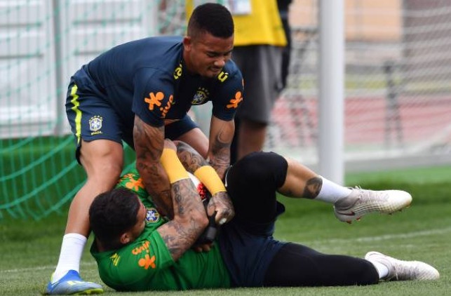 Dan sao Brazil vo tu dua con toi san tap truoc tran sinh tu voi Bi anh 9