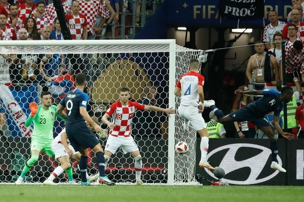Huyền thoại MU chỉ trích trọng tài vì cho Pháp hưởng Penalty ảnh 1 Huyen thoai MU chi trich trong tai vi cho Phap huong Penalty anh 1