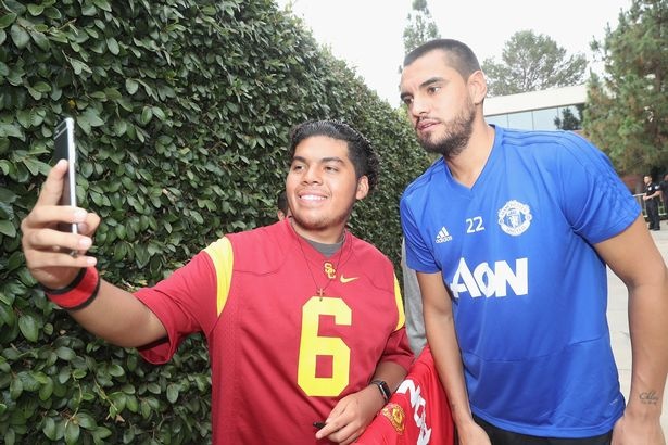 Mourinho ra mat tro ly moi trong chuyen du dau tren dat My anh 11