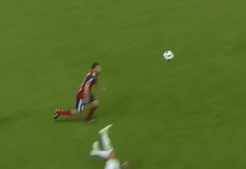 Pha kungfu cua De Jong duoc tai hien o Champions League hinh anh