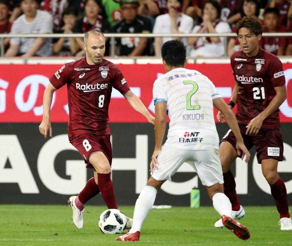 Man trinh dien cua Andres Iniesta trong mau ao Vissel Kobe hinh anh