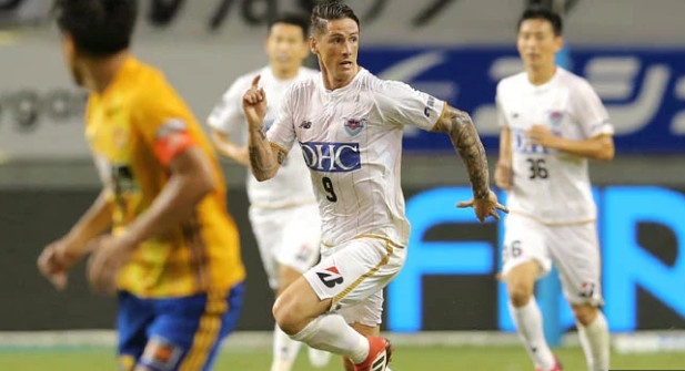 Man trinh dien cua Torres trong mau ao Sagan Tosu hinh anh