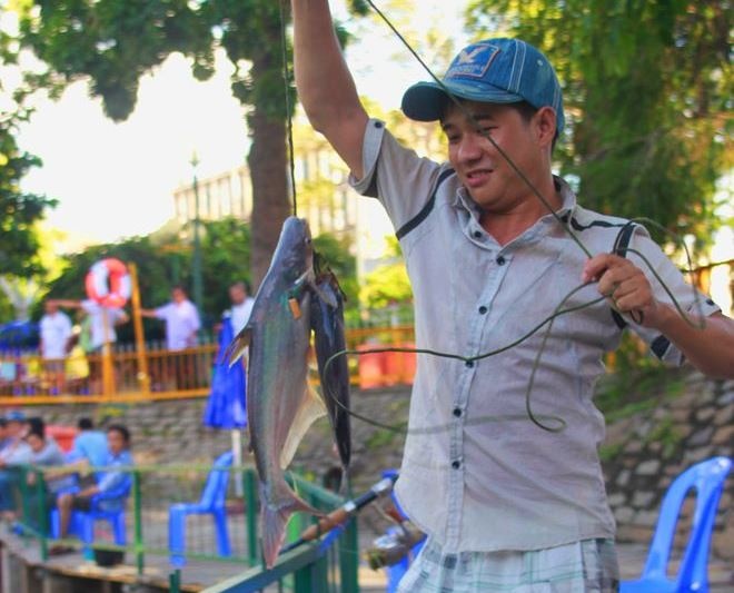 Cau ca o trung tam Sai Gon hinh anh