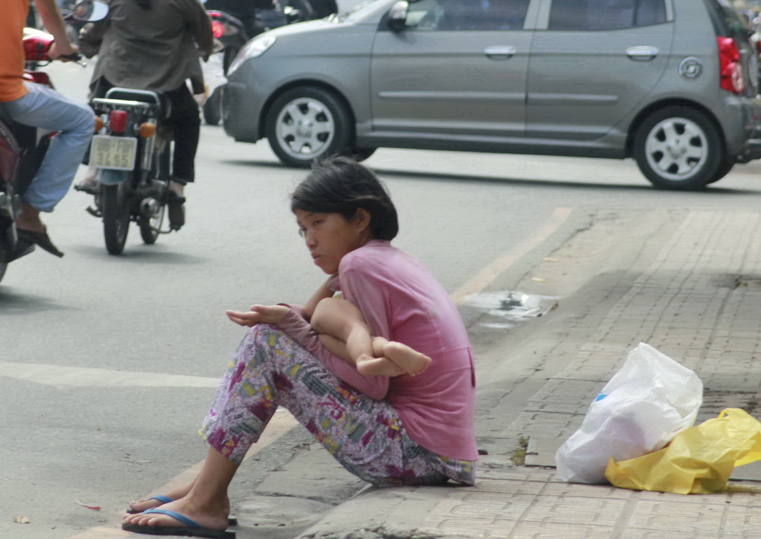 Nhung dua tre lam 'kiep an xin' tren pho Sai Gon hinh anh