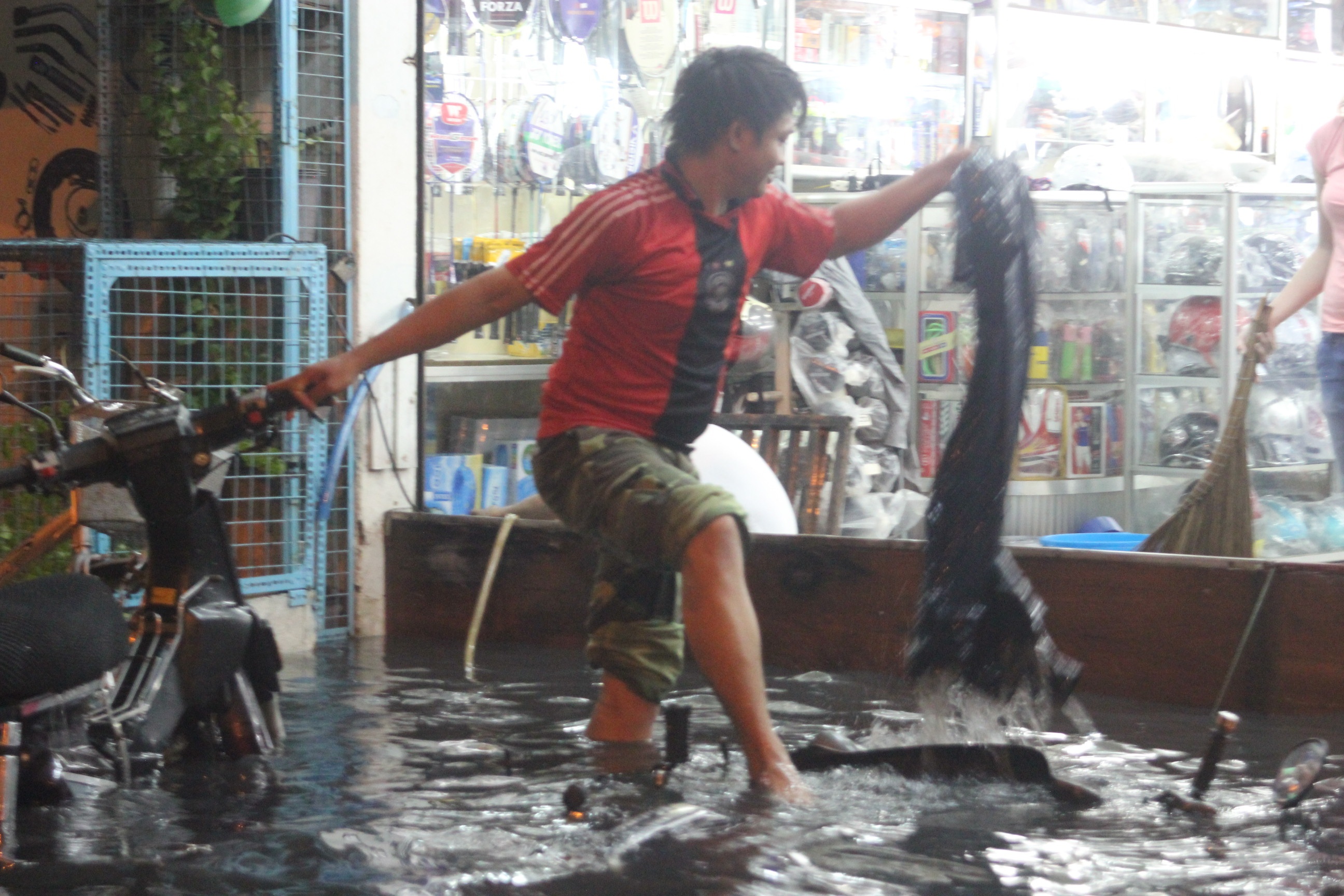 Clip nguoi Sai Gon nga xe dui dui trong 'bien nuoc den' hinh anh